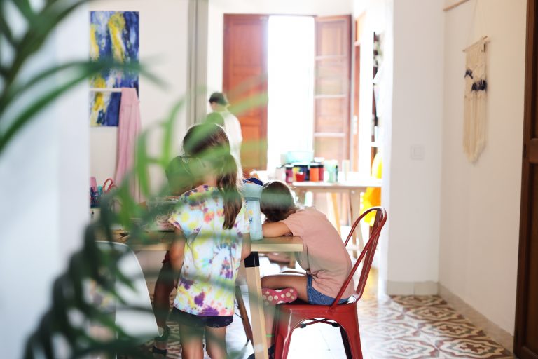 Blick ins Studio Kinder im Hintergrund